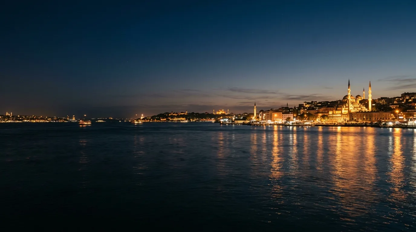 İstiklal ve Taksim enerjisi, Boğaz'a doğru sıcak golden-hour ışığı